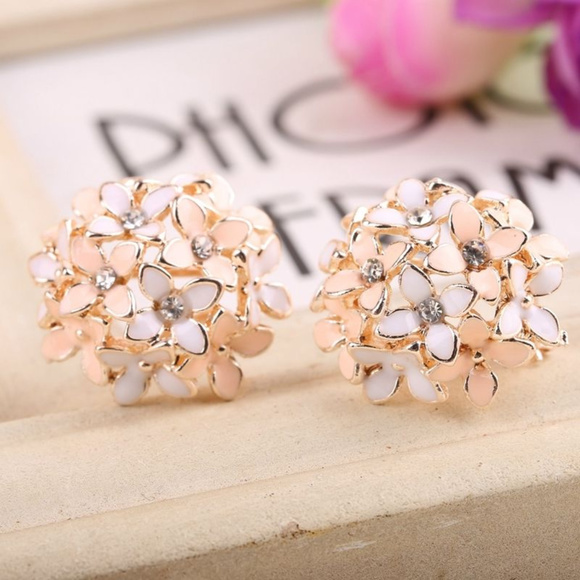 Jewelry - Brand New Elegant Rhinestone Flower Earrings